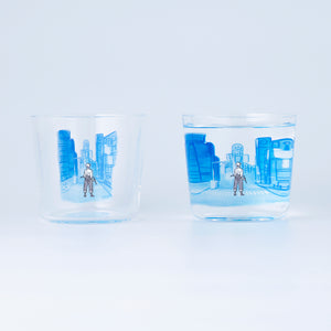 
                  
                    Glass that spreads the blue world
                  
                