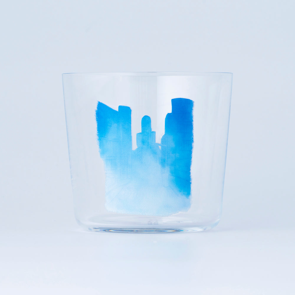 
                  
                    Glass that spreads the blue world
                  
                